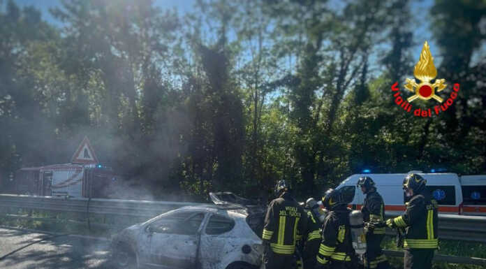 Auto in fiamme sulla SS36, altezza Nibionno. Traffico intenso verso sud incendio auto nibionno ss36