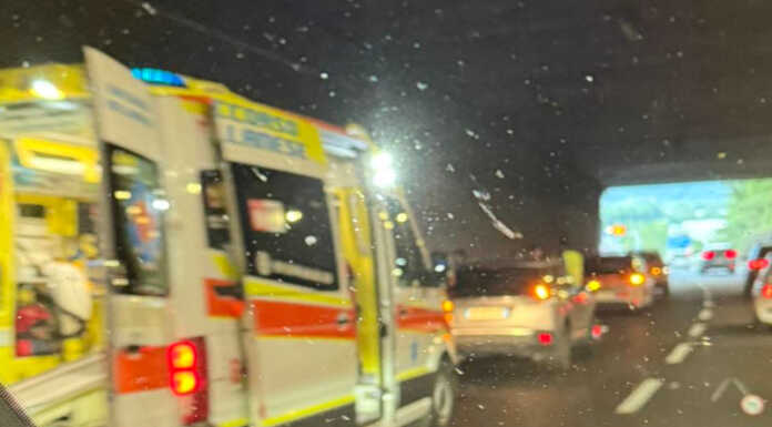 SS36. Giovane perde il controllo della moto, incidente nella galleria Curcio