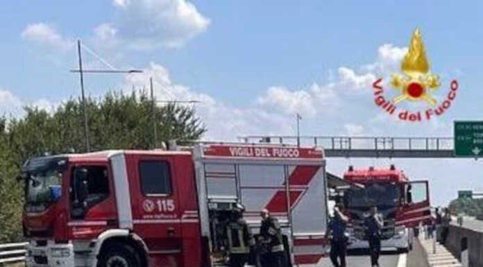 Ultraleggero precipita sull’autostrada e prende fuoco, due morti