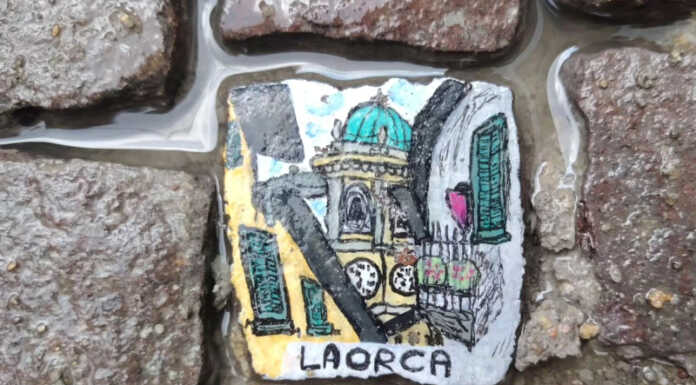 A Laorca un sampietrino dipinto trovato in cantiere, dono di un anonimo cittadino