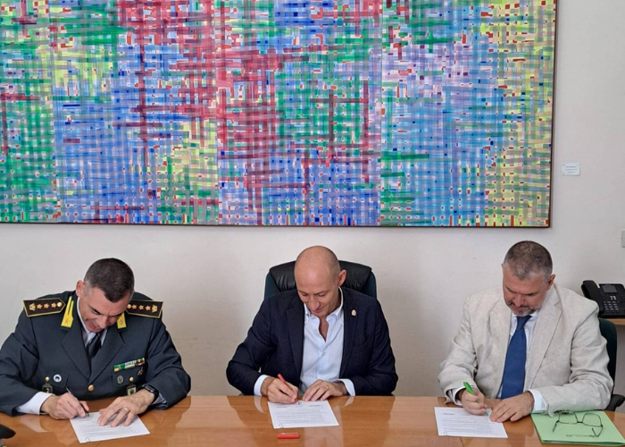 Il momento della firma con il comandante provinciale della Guardia di Finanza Massimo Ghibaudo, il sindaco di Lecco Mauro Gattinoni e il direttore provinciale dell’Agenzia delle Entrate Stefano Valente