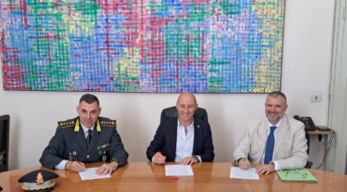 Lecco firma il nuovo protocollo d’intesa per la lotta all’evasione fiscale Il momento della firma con il comandante provinciale della Guardia di Finanza Massimo Ghibaudo, il sindaco di Lecco Mauro Gattinoni e il direttore provinciale dell’Agenzia delle Entrate Stefano Valente