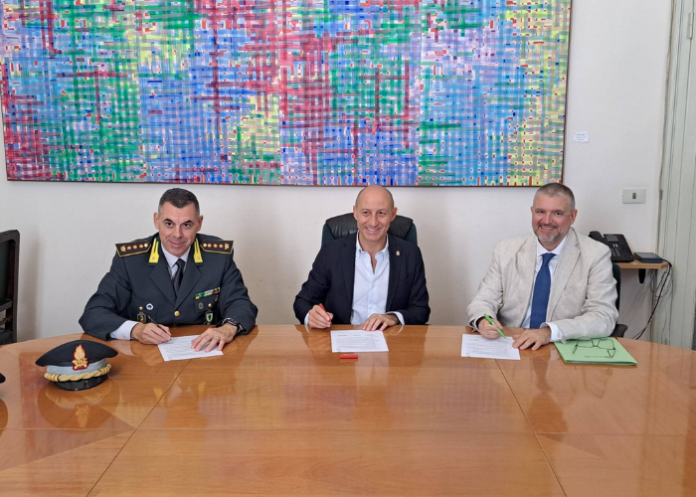 Il momento della firma con il comandante provinciale della Guardia di Finanza Massimo Ghibaudo, il sindaco di Lecco Mauro Gattinoni e il direttore provinciale dell’Agenzia delle Entrate Stefano Valente