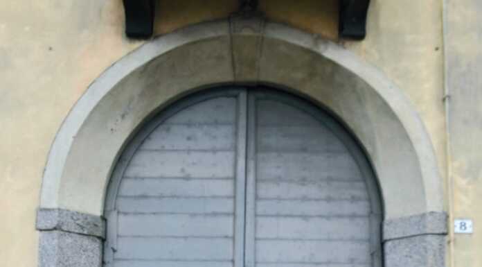 Malgrate, verso il restauro del portone ligneo di Palazzo Recalcati