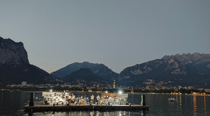 Il palco galleggiante del Lago di Como arriva a Bellano