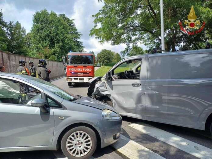 merate-incidente via san rocco-vvf