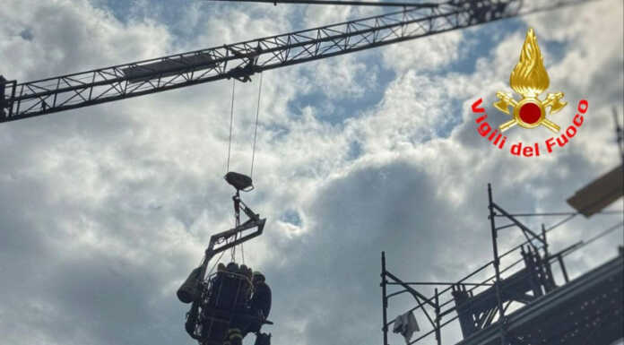 Operaio cade da un tetto a Imbersago, soccorso dai Vigili del Fuoco Operaio caduta tetto imbersago vigili del fuoco