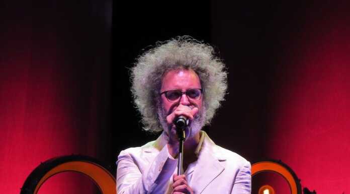 Cristicchi incanta Lecco: in Piazza Garibaldi un viaggio tra musica e parole simone cristicchi-sound of lecco