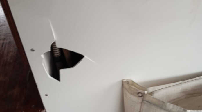 Bosisio, vandalismi al battello: identificati i responsabili, sono minorenni Alcuni dei danni causati dai vandali