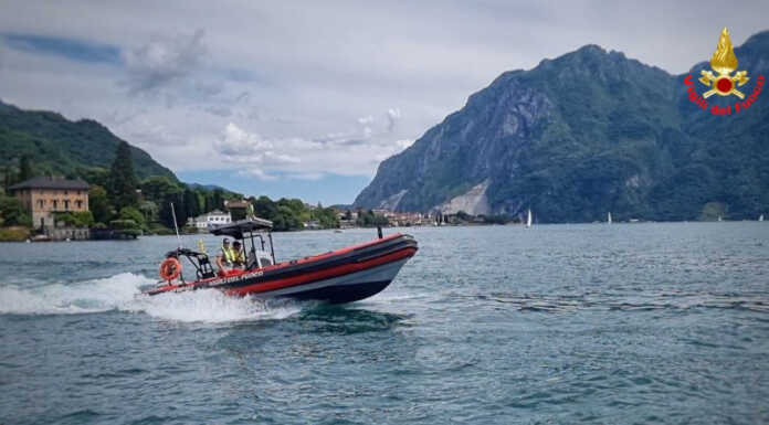 Surfista in difficoltà per il forte vento, salvato da Vigili del Fuoco e Guardia Costiera