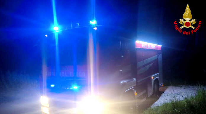 Incendio in una azienda agricola a Primaluna, intervento dei Vigili del Fuoco