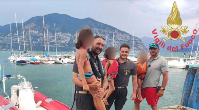 Vigili del Fuoco di Lecco in addestramento a Iseo salvano una famiglia alla deriva col pedalò