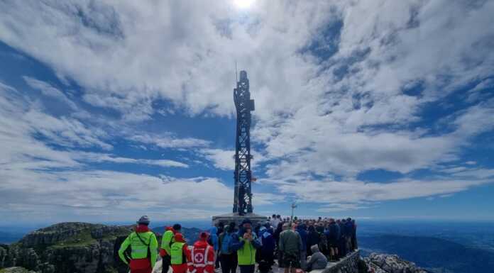 Sul Resegone neanche il maltempo guasta la festa per i 100 anni della Croce 100 anni croce Resegone celebrazioni