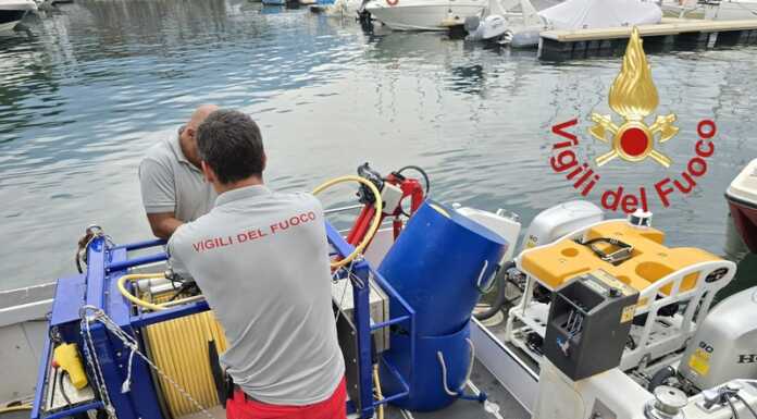 Turista tedesco disperso nel lago, le ricerche continueranno anche stasera Ricerche turista tedesco disperso Vigili del Fuoco Guardia Costiera