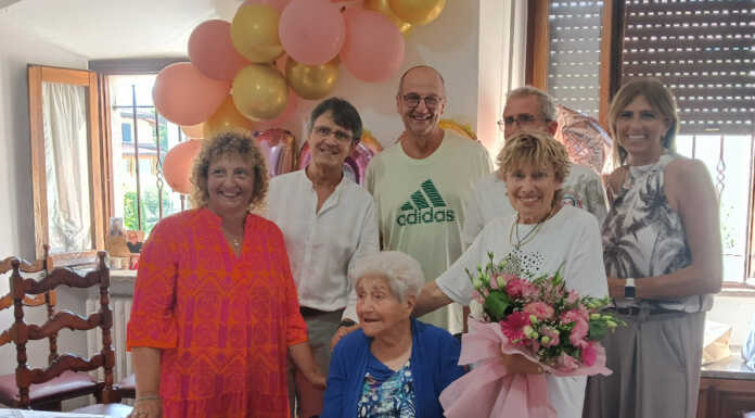 Calolzio, festa per i cent’anni di Marina Bonaiti La sig.ra Marina Bonaiti coi figli da sinistra Anna, Daniele, Luciano, Giuseppe e Luisella