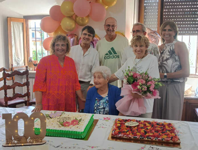 La sig.ra Marina Bonaiti coi figli da sinistra Anna, Daniele, Luciano, Giuseppe e Luisella La sig.ra Marina Bonaiti coi figli da sinistra Anna, Daniele, Luciano, Giuseppe e Luisella