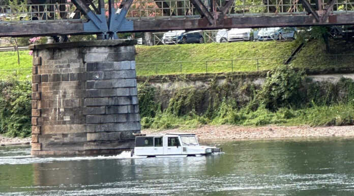 Lecco. Auto anfibia solca l’Adda, il mezzo ha attirato l’attenzione nei pressi dell’isola Viscontea Auto Anfibia, Lecco