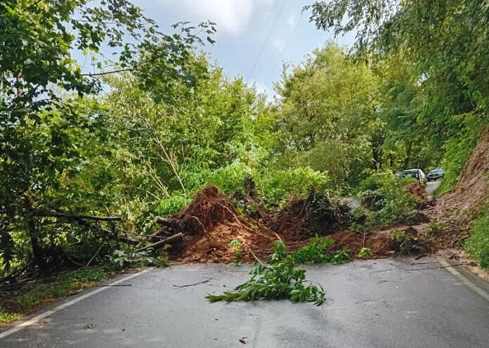 Airuno_frana_aizzurro Airuno smottamento Aizurro