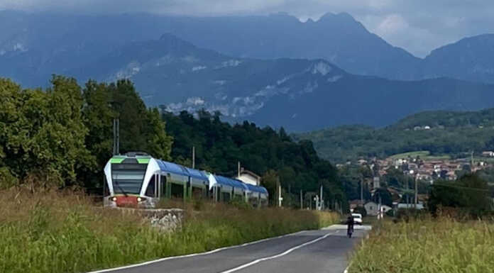 Incidente mortale a Oggiono: uomo investito da un treno treno Il convoglio fermo dopo l'investimento all'altezza di Oggiono