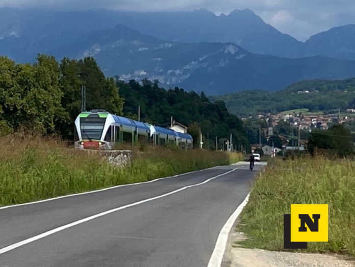 Besanino investimento 2025 oggiono treno Il convoglio fermo dopo l'investimento all'altezza di Oggiono