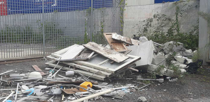 Brivio_discarica_rifiuti_via_Cartiera2