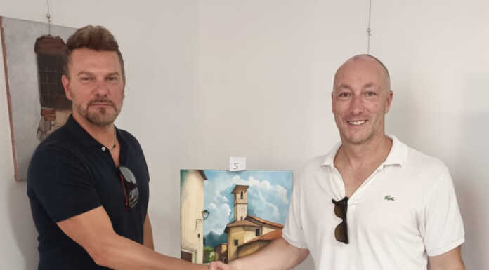 Giorgio Colombo vince il primo concorso di pittura “Cassina en plein air” Cassina Valsassina en plain air Giorgio Colombo (Giò Art) con il sindaco Michele Polvara, dietro l'opera che ha vinto