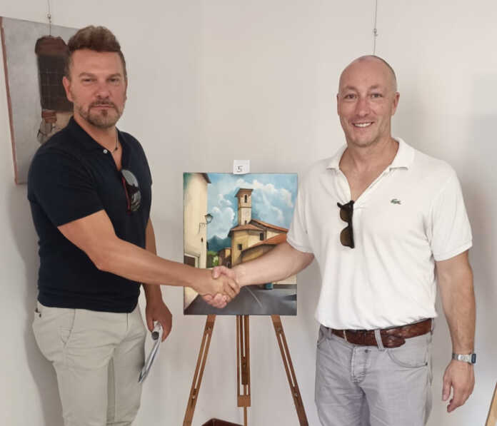 Giorgio Colombo e il sindaco Michele Polvara Cassina Valsassina en plain air Giorgio Colombo (Giò Art) con il sindaco Michele Polvara, dietro l'opera che ha vinto