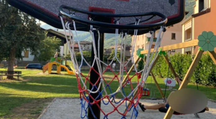 Introbio. Subito danneggiato il nuovo canestro donato dall’Asd Sport Valsassina