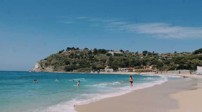 Turismo, ad agosto 18 milioni di italiani in viaggio: spesa record da 18 miliardi Mare Spiaggia