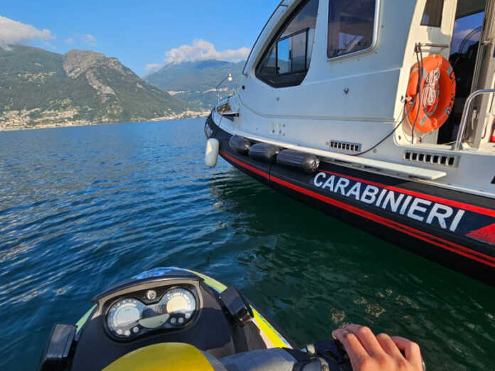 La moto d'acqua del Soccorso Bellanese e la motovedetta dei Carabinieri impegnate nelle ricerche