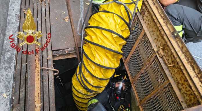 Problema alla cabina elettrica, via Polvara senza corrente Un Vigile del Fuoco mentre monitora la situazione all'interno della cabina interrata