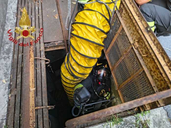 VVF cabina elettrica interrata VVF Un Vigile del Fuoco mentre monitora la situazione all'interno della cabina interrata