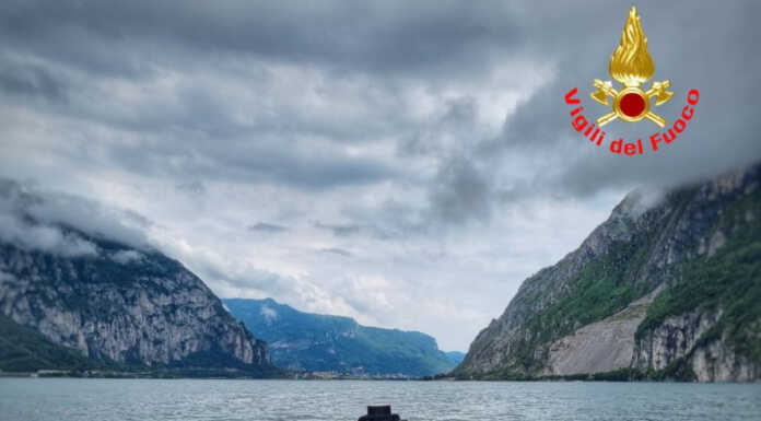 Lago di Como, barche ribaltate dal vento: 19 persone salvate dai Vigili del Fuoco Vigili del Fuoco Gommone