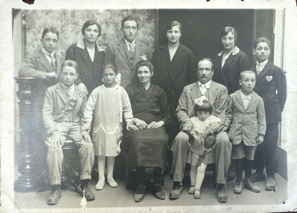 Marina Bonaiti in braccio al papà Giuseppe circondata dai fratelli e le sorelle coi fratelli e sorelle