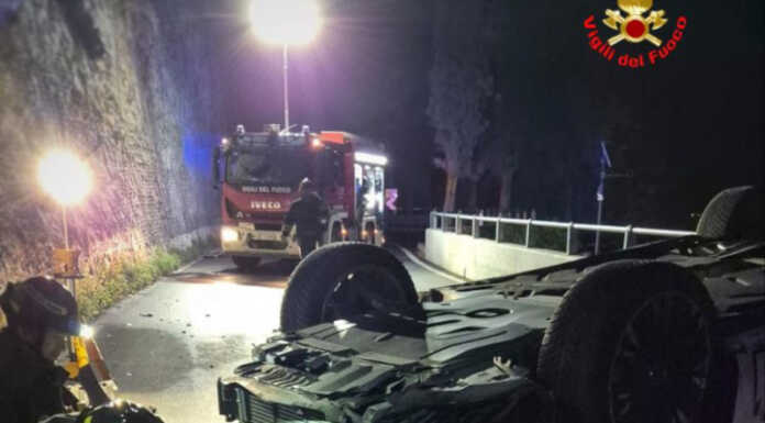Auto ribaltata all’alba sulla strada della Rocca, coinvolti due giovani