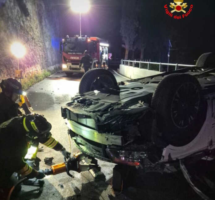 auto ribaltata strada rocca