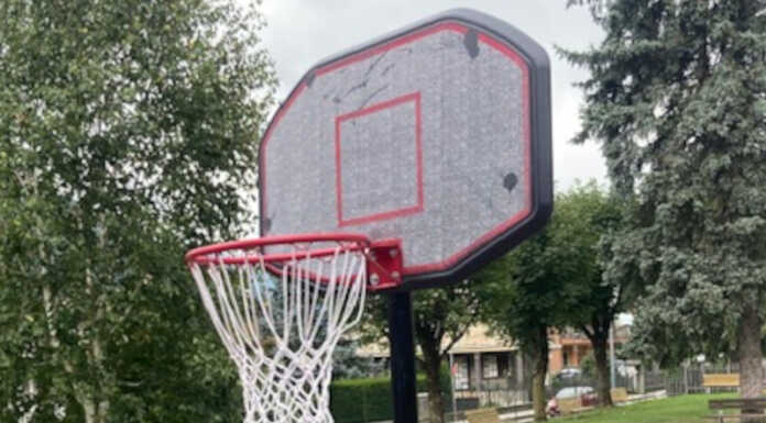 Introbio. Il canestro vandalizzato torna al suo posto grazie ai volontari di Sport Valsassina