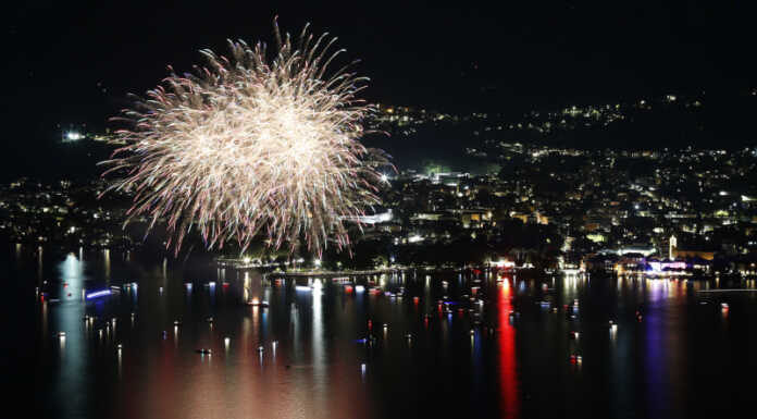 San Lorenzo, a Mandello tutti col naso all’insù per i fuochi d’artificio