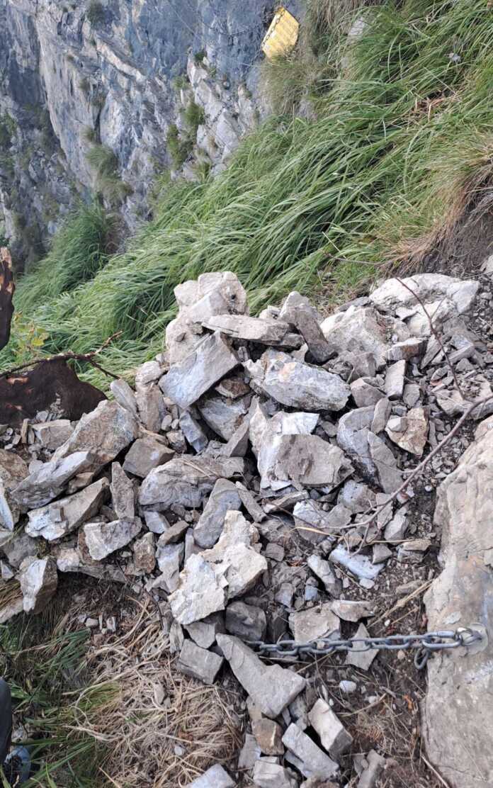 due mani-scarica di sassi-ferrata contessi-agosto 2025-2 scarica sassi-due mani-ferrata contessi