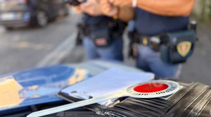 Insulta e prende a schiaffi una donna davanti a una scuola per l’auto in doppia fila: denunciato