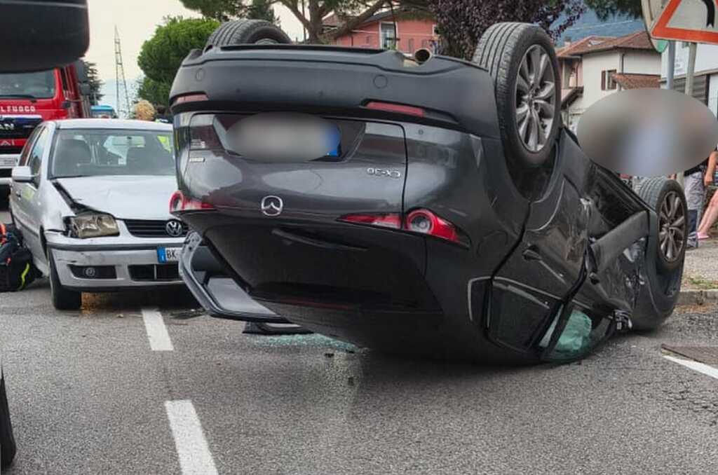 Colico incidente auto ribaltata