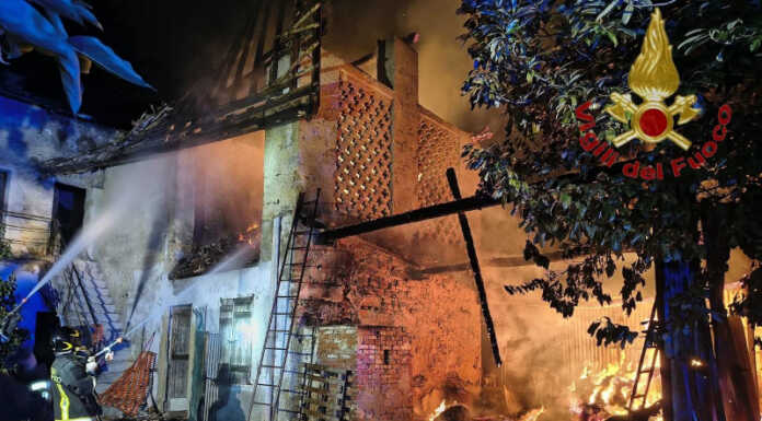 Monticello. In fiamme un cascinale, nottata di lavoro per i Vigili del Fuoco
