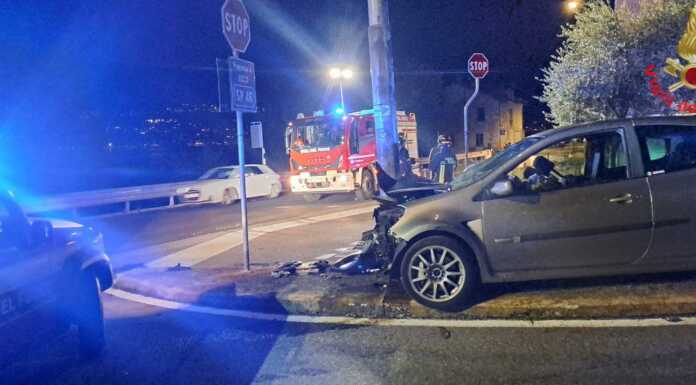 Oliveto Lario, auto contro un palo: due feriti incidente onno oliveto lario 2025