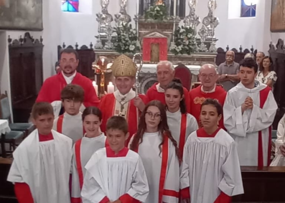 Fine messa con chierichetti, il parroco don Benvenuto Riva, don Agostino Butturini, don Luca Invernizzi