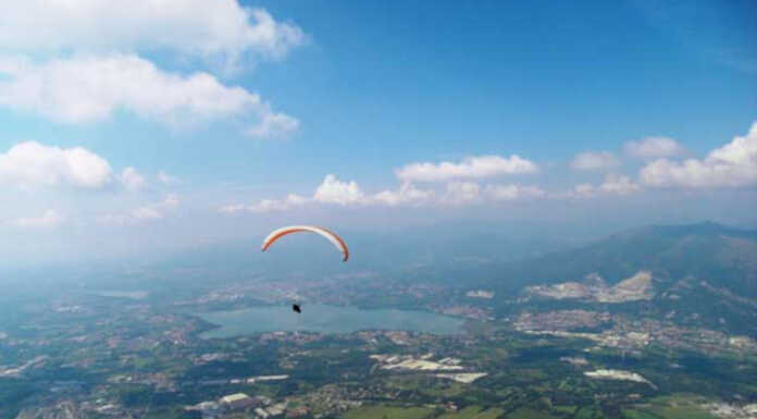 Civate. Atterra nel lago con il parapendio, paura per un 49enne
