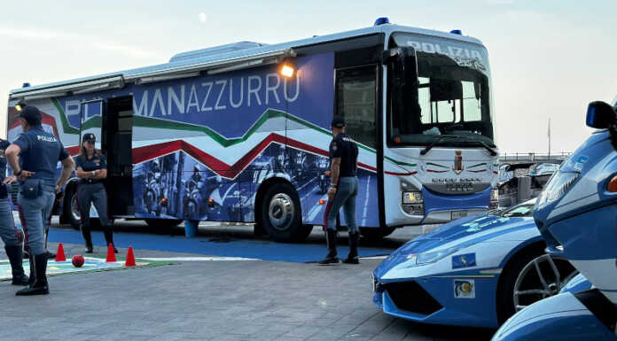 Sicurezza stradale, il Pullman Azzurro della Polizia fa tappa a Colico