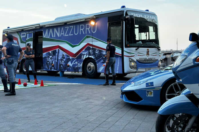 pullman azzurro polizia colico