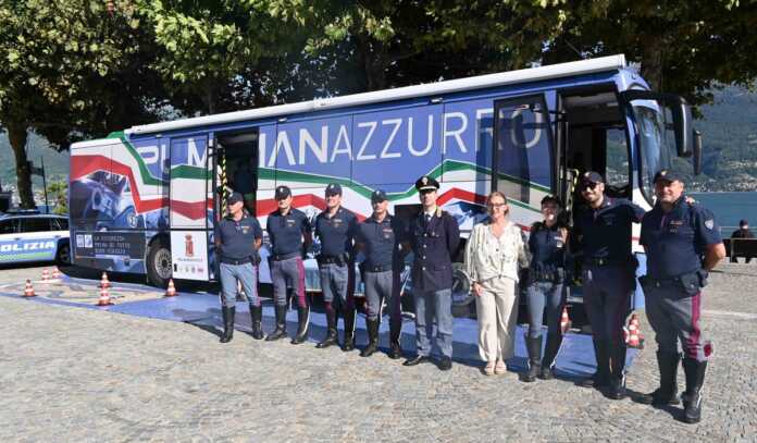 pullman_azzurro_polizia_di_stato_a_colico_20250822_00005