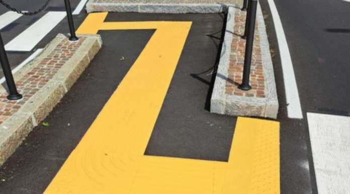 A Lecco nuova segnaletica per le persone con disabilità visiva, ecco i primi interventi