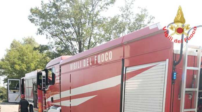 Calolzio, incendio vegetazione in via Resegone, intervento dei VVF